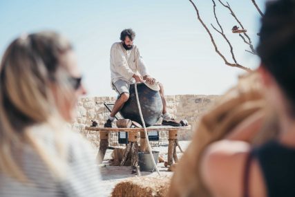 Mai Ibargüen. Fotógrafa de Circo y Eventos de Artes Escénicas. Zaragoza. Guillem Vizcaino POI. Circo. Peonzas. Circo Se Escribe Sin H Quinto de Ebro Serendipia Producciones. Con el apoyo de: Gobierno de Aragón, Gobierno de España y la Unión Europea a través del Plan de Recuperación, Transformación y Resiliencia