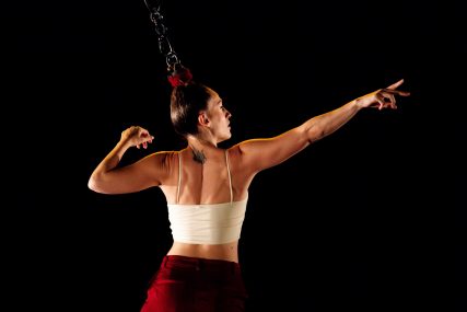 Mai Ibargüen. Fotógrafa de Circo y Eventos de Artes Escénicas. Zaragoza. Suspensión capilar. Laura Zamora. Utebo Respira Circo. Serendipia Producciones.